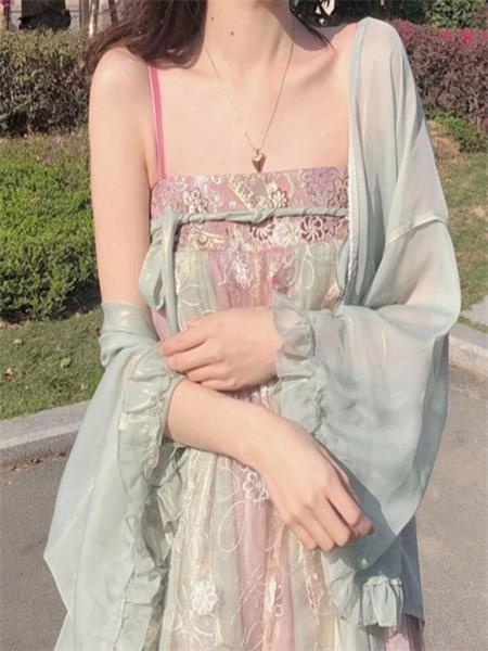 胸大长腿的漂亮美女
