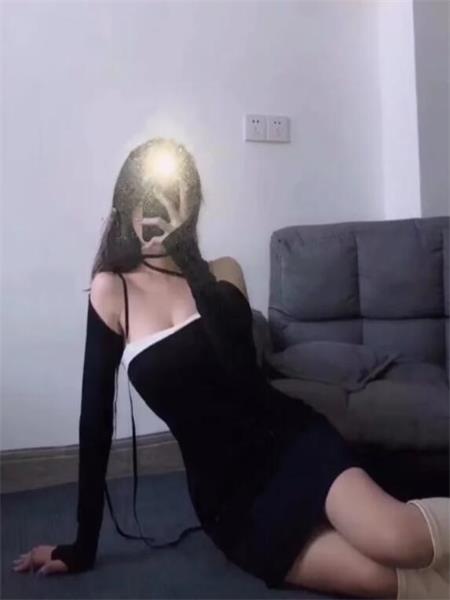 前凸后翘的小嫩妹