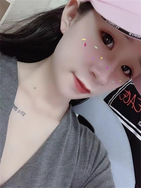 嫩妹又紧又湿，还可以接吻