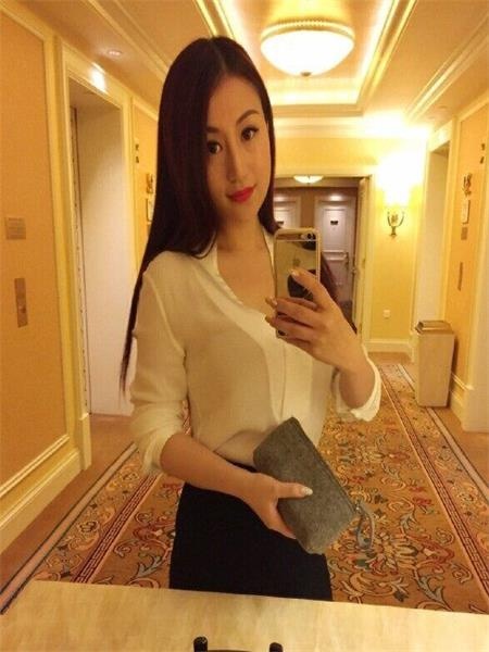  外表淑女的大胸嫩妞