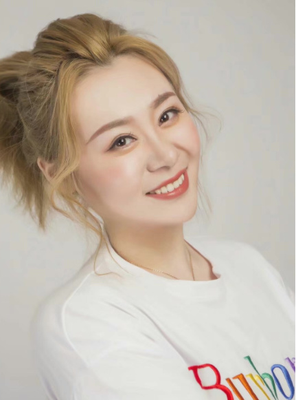 小巧玲珑的轻熟女