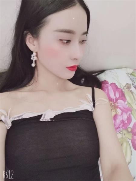 身材修长的大奶美女