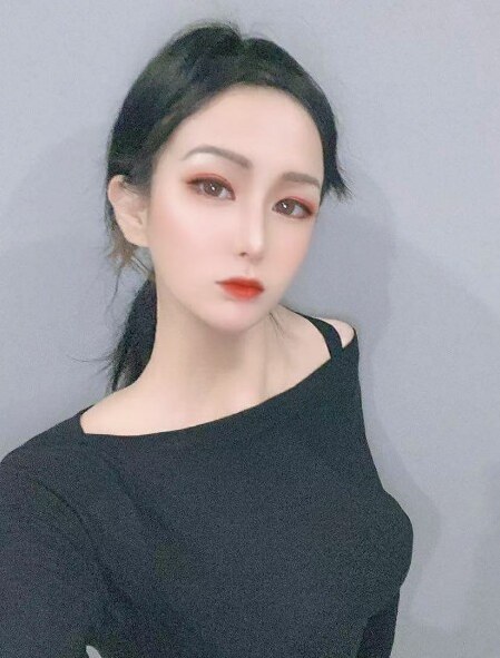 爱健身的少数民族妹子