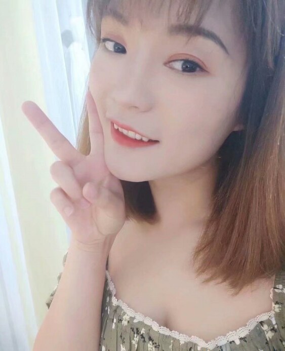 可爱的虎牙妹子