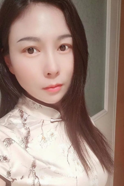 长相精致的小姐姐，身材极好