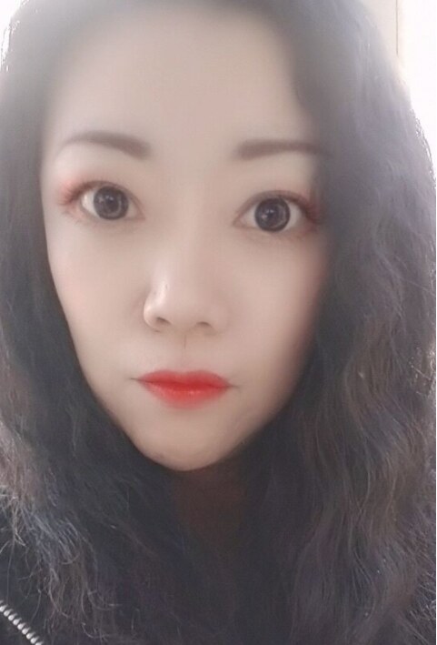 五官清纯的漂亮轻熟女