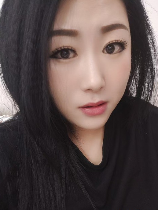 长相不错的微胖妹子