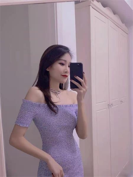 身材很好，站在镜子前日
