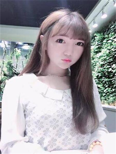 清秀的服务女孩