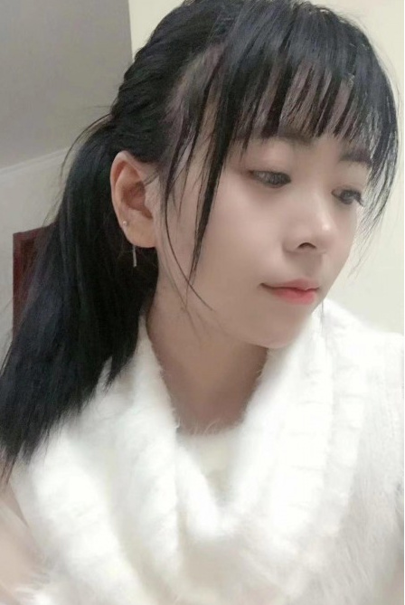 年轻可爱的虎牙小妹子