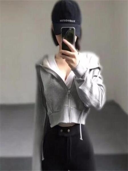 颜值服务OK的馨馨