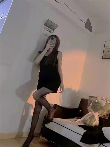 体验黑丝长腿妹子