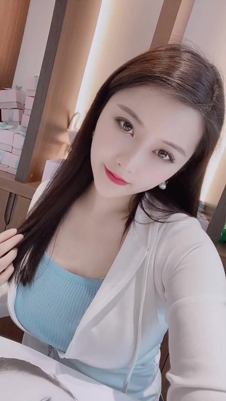 服WU型的轻熟御姐