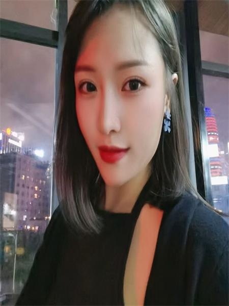 细皮嫩肉的莹莹妹子
