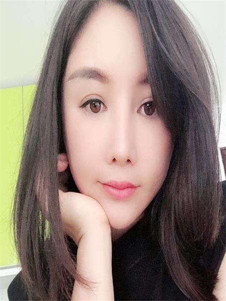 很热情的颜值妹子