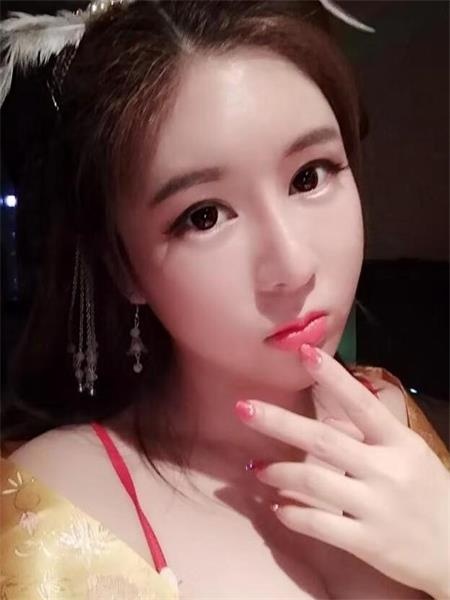 舞者小白，还是胸模