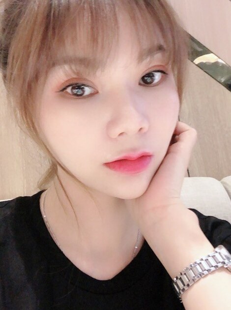 娇嫩小美女