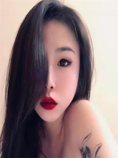 享受大奶纹身妹