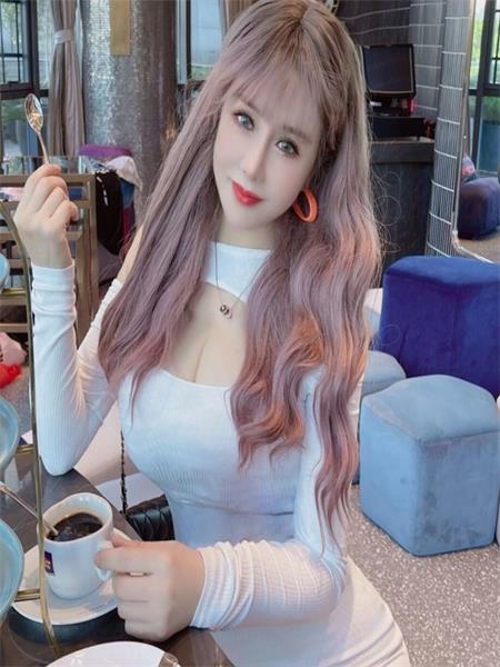 欧美风格大胸骚妹