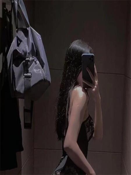 年轻漂亮的大奶女孩