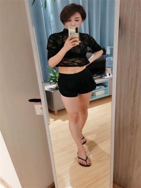 气质短发少妇