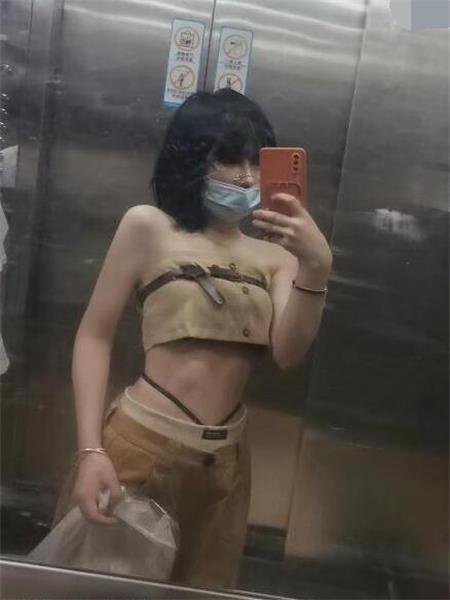 娇小玲珑多情少妇