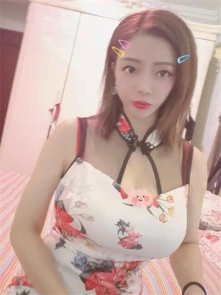 西站大车灯少妇