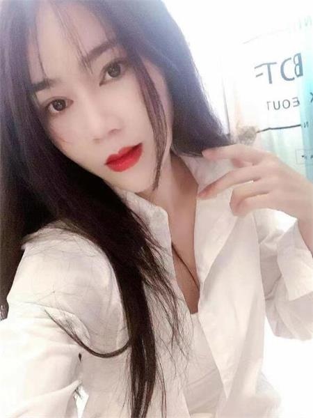 皮肤白嫩颜值小玉