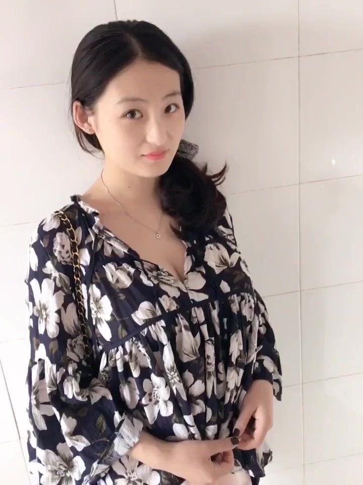 笑容超甜的少妇姐姐