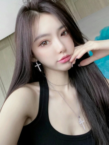前凸后翘的长腿学生妹