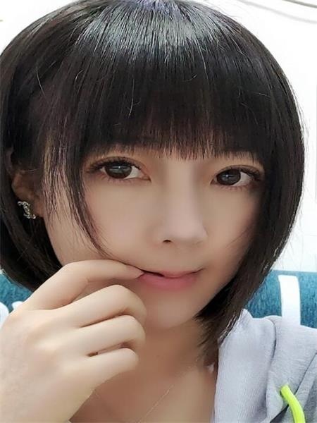 气质短发妹妹