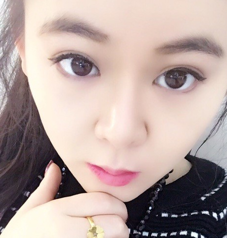 酥胸坦露的紫罗兰，活色春香
