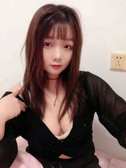 年轻漂亮的小彩儿