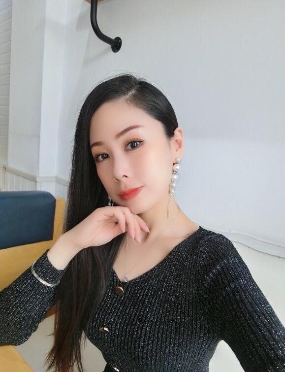 紧俏御姐偏轻熟