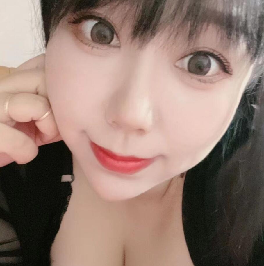 数码广场大胸妹