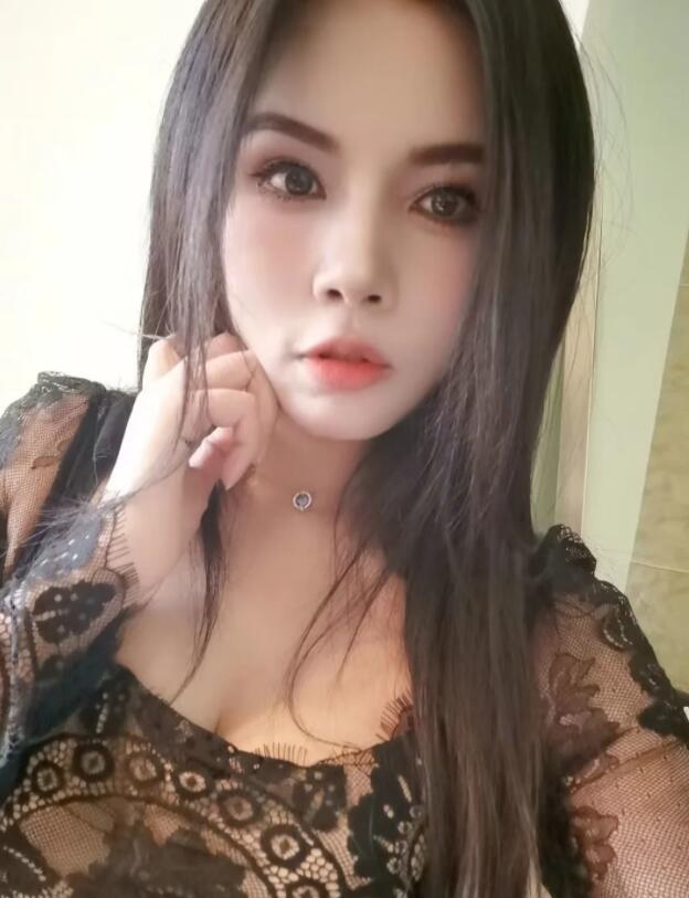 深喉很爽的小妹妹