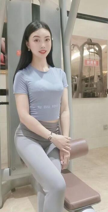 柠檬大长腿美女