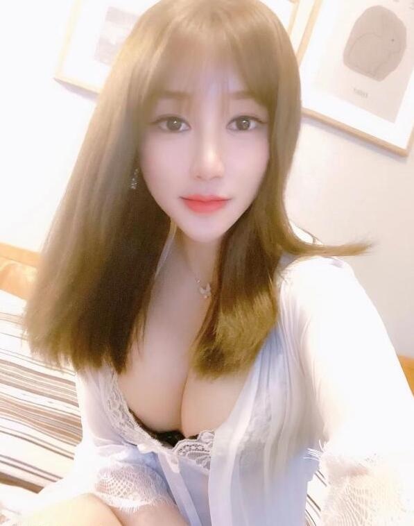 爆乳妹粉鲍鱼