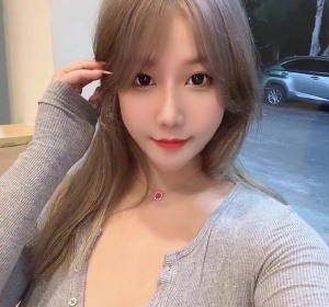 前凸后翘的骚妹子