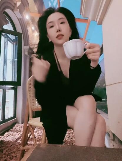 胸爆大奶子