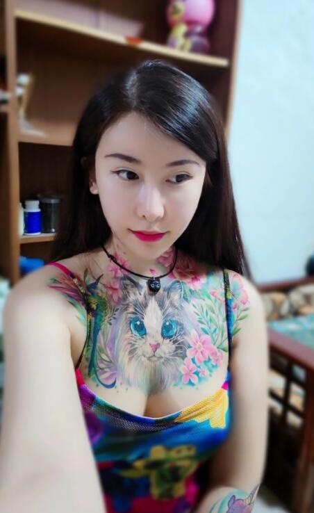 天生炮架纹身妹