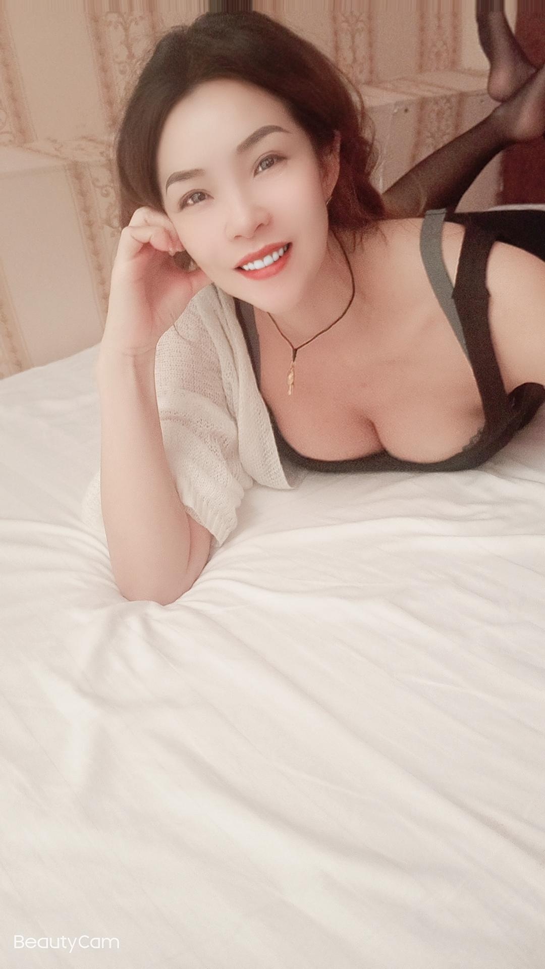 丰乳肥臀菲菲，皮肤真滑