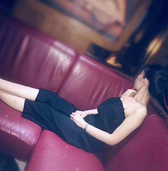 天桥美女馨馨身材好性感
