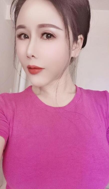 五官精致的少妇