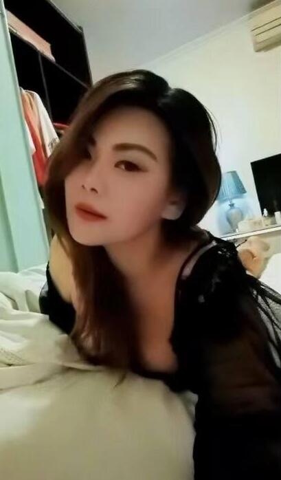 欧美风格大胸骚妹