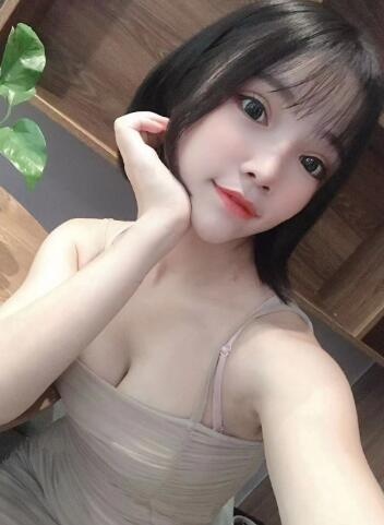娇小可人的妹子