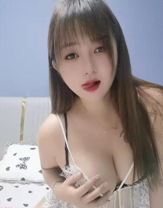 丰满的小骚妹 