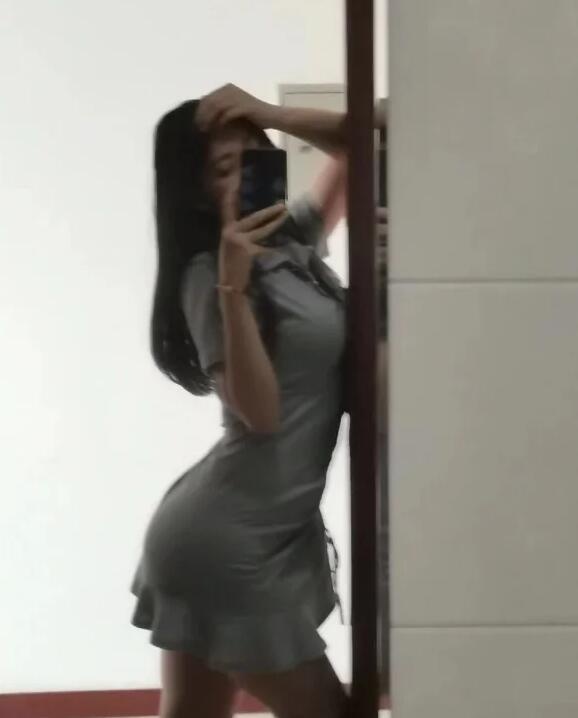 体验姿势多变的美娜