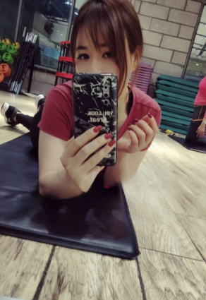 岛内健身的少妇，身材好，屁股大