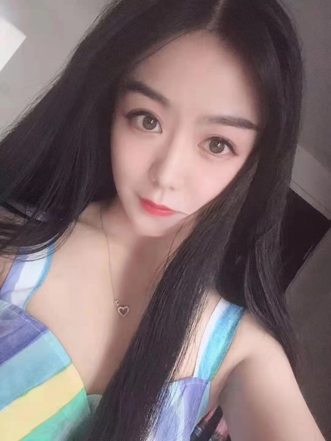 城市广场刚毕业的妹子